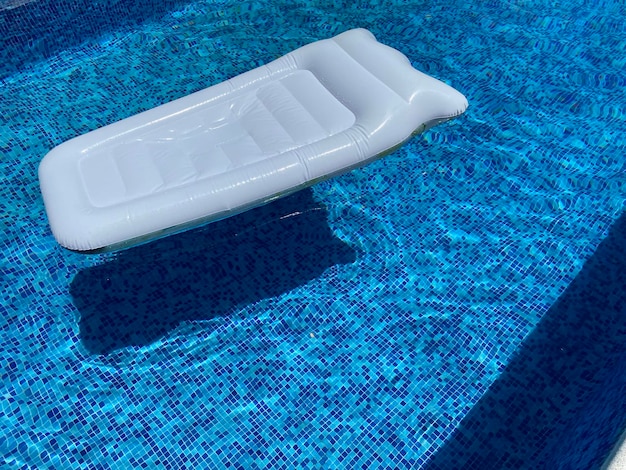 Vista de alto ângulo de papel plástico em piscina