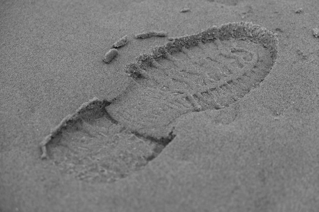 Foto vista de alto ângulo de pegadas na areia na praia