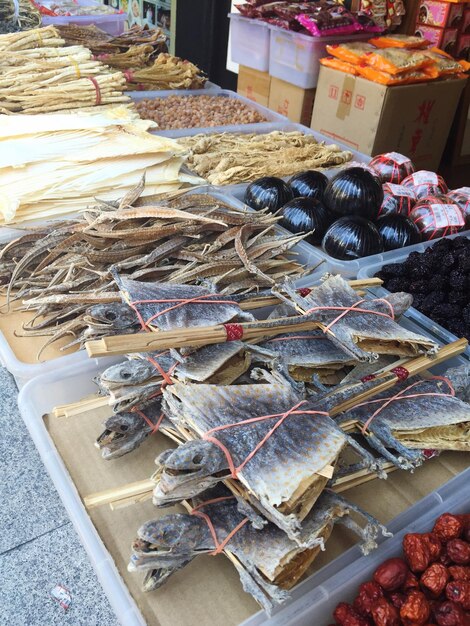Foto vista de alto ângulo de peixe seco à venda na barraca do mercado