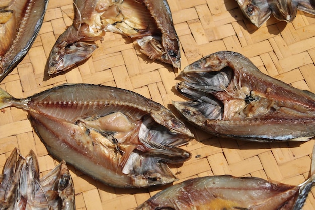 Vista de alto ângulo de peixe seco em placa de vime