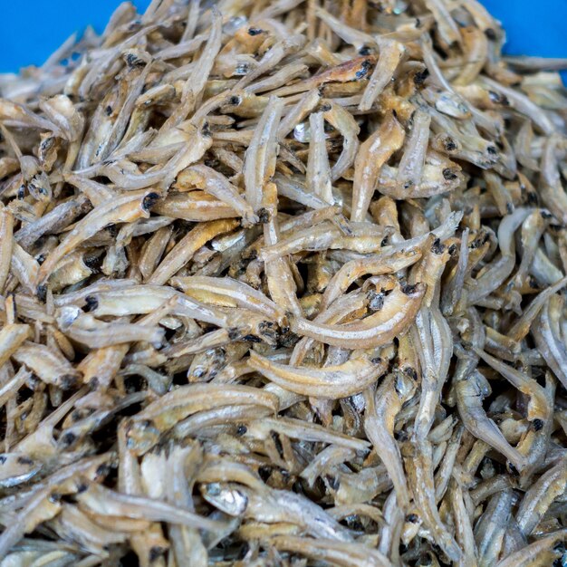 Foto vista de alto ângulo de peixe seco para venda no mercado