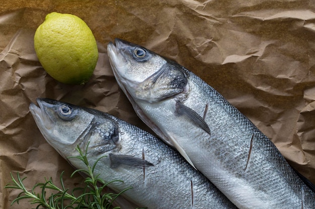 Vista de alto ângulo de peixes com ingredientes em papel castanho