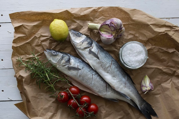 Vista de alto ângulo de peixes com ingredientes em papel castanho