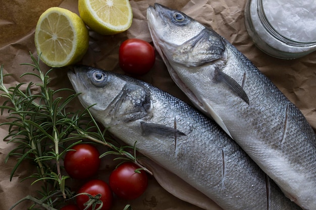 Vista de alto ângulo de peixes com ingredientes em papel castanho