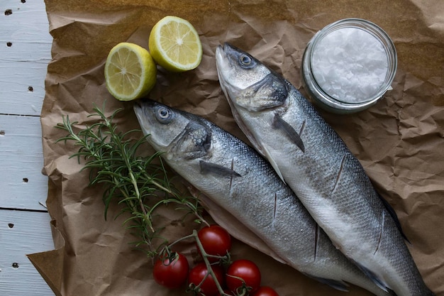 Vista de alto ângulo de peixes com ingredientes em papel castanho