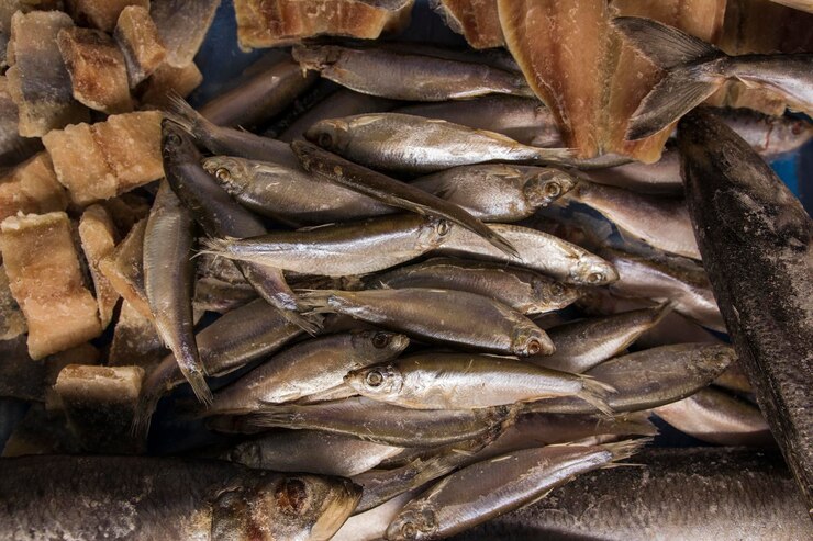 Foto vista de alto ângulo de peixes para venda no mercado