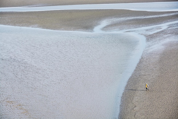 Vista de alto ângulo de pessoa caminhando na praia
