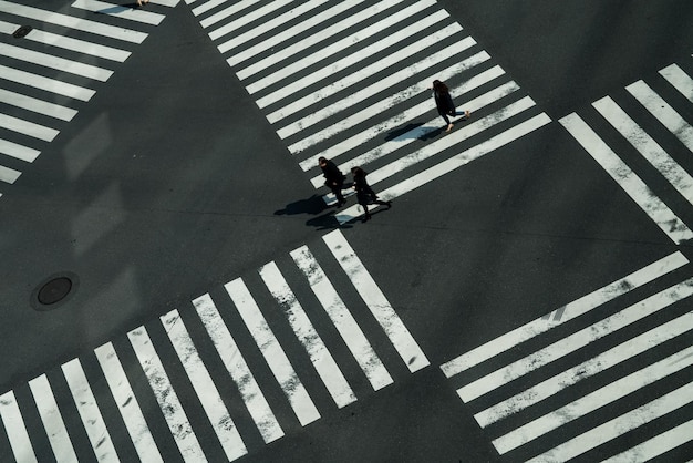 Vista de alto ângulo de pessoas atravessando a rua