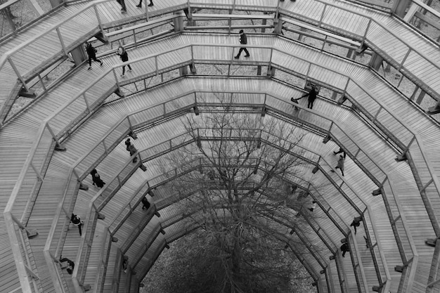 Vista de alto ângulo de pessoas caminhando no edifício