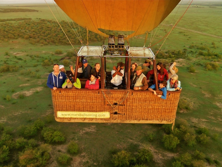 Foto vista de alto ângulo de pessoas em balão de ar quente contra a paisagem
