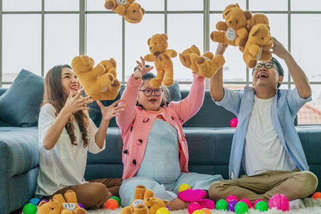 Foto vista de alto ângulo de pessoas em brinquedo em casa