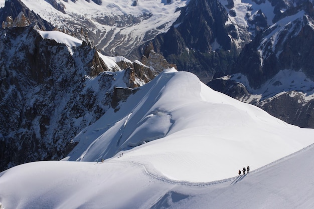 Vista de alto ângulo de pessoas esquiando no mont blanc durante o inverno