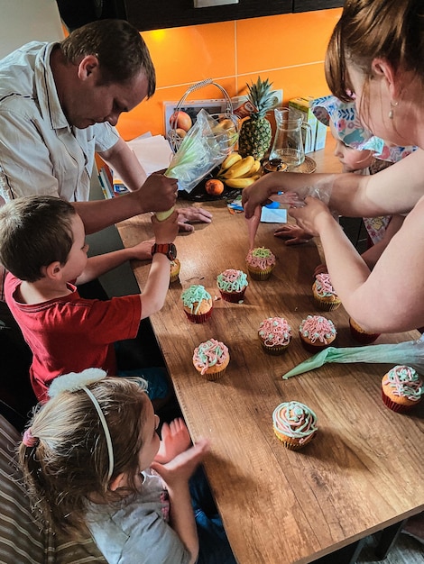 Foto vista de alto ângulo de pessoas fazendo cupcakes em casa