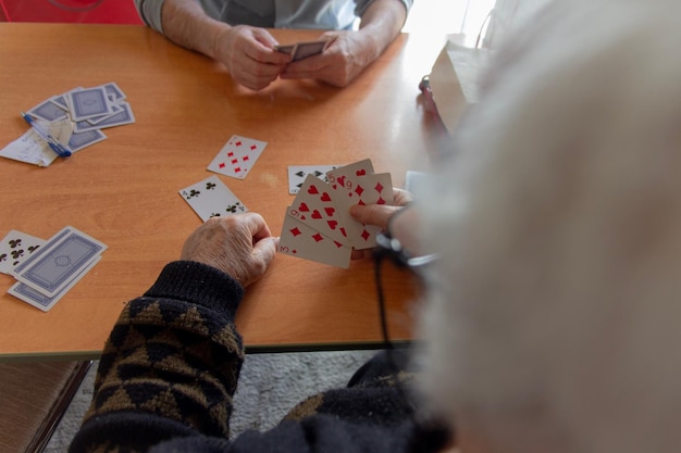 Foto vista de alto ângulo de pessoas jogando pôquer na mesa em casa