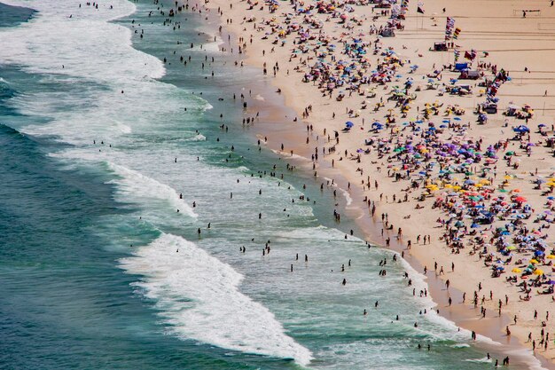 Foto vista de alto ângulo de pessoas na praia