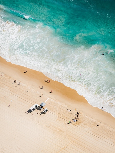 Vista de alto ângulo de pessoas na praia