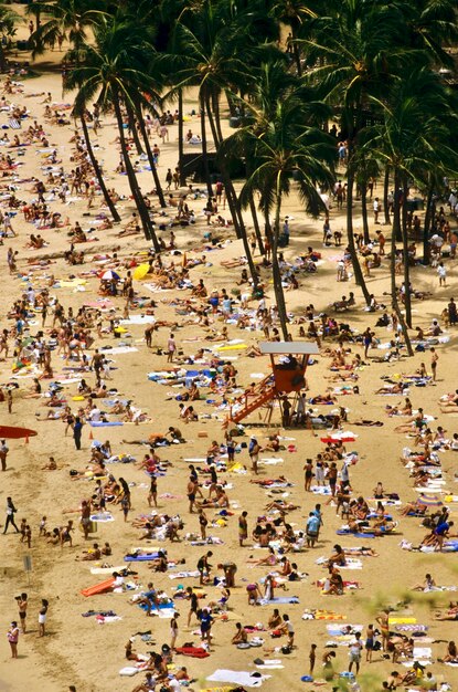 Foto vista de alto ângulo de pessoas na praia