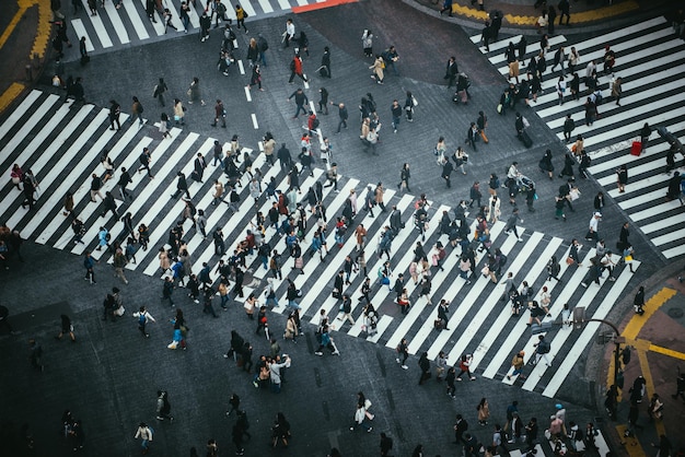 Vista de alto ângulo de pessoas na rua da cidade