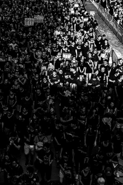 Vista de alto ângulo de pessoas protestando na rua da cidade