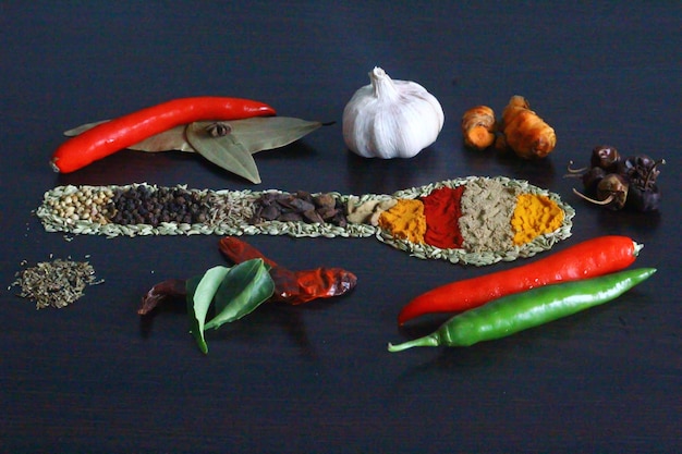 Foto vista de alto ângulo de pimentas na mesa