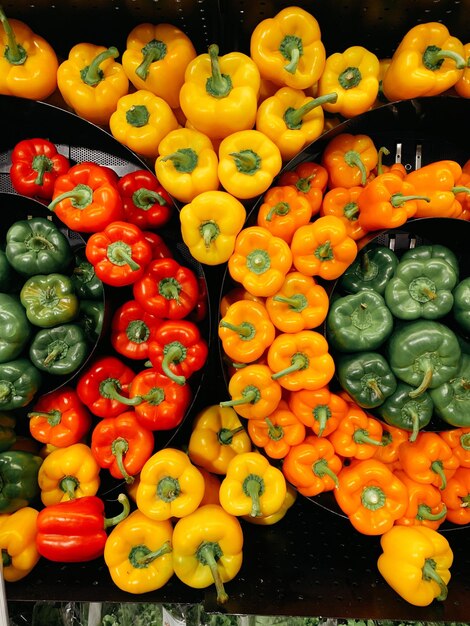 Foto vista de alto ângulo de pimentas para venda no mercado