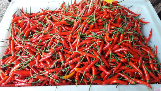 Vista de alto ângulo de pimentas vermelhas na barraca do mercado para venda
