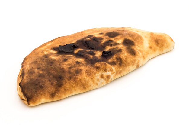 Foto vista de alto ângulo de pizza calzone em fundo branco