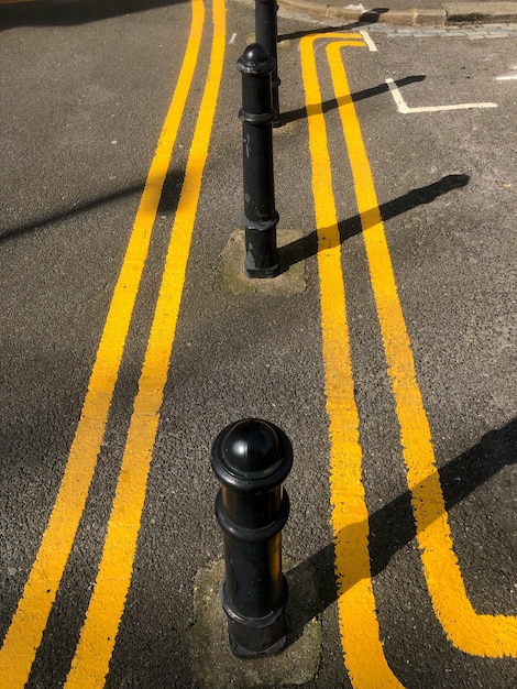 Foto vista de alto ângulo de postes na rua