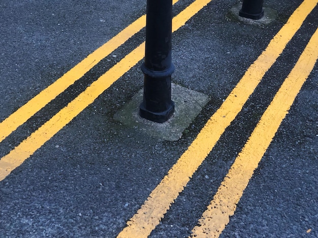 Vista de alto ângulo de postes na rua