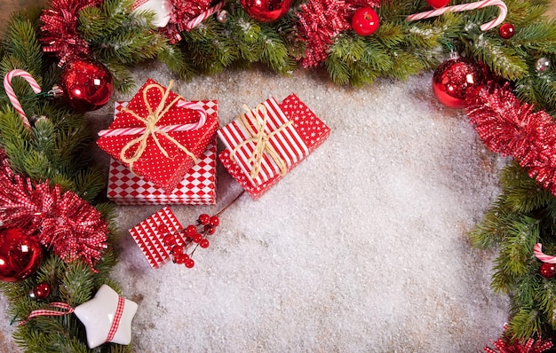 Vista de alto ângulo de presentes e decoração em neve artificial durante o Natal