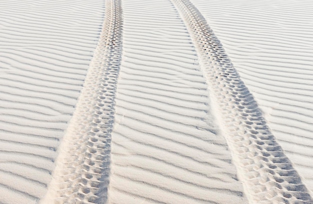 Foto vista de alto ângulo de rastros de pneus no deserto de areia