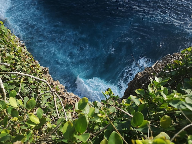Foto vista de alto ângulo de rochas do mar