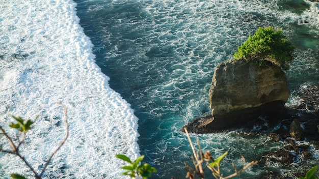 Foto vista de alto ângulo de rochas na costa do mar