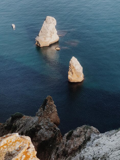 Vista de alto ângulo de rochas na costa do mar