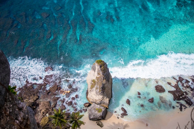 Foto vista de alto ângulo de rochas no mar