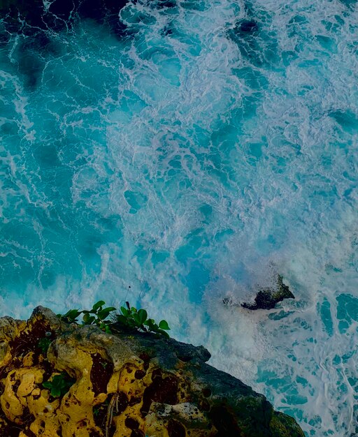 Foto vista de alto ângulo de rochas no mar