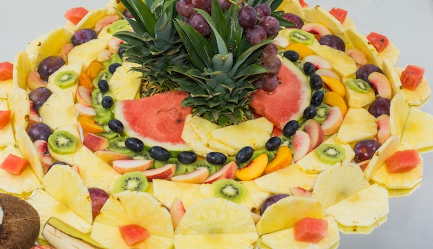Vista de alto ângulo de salada de frutas na mesa