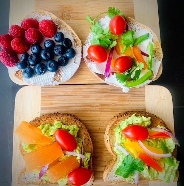 Foto vista de alto ângulo de salada de frutas na mesa