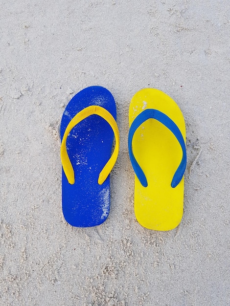 Foto vista de alto ângulo de sapatos amarelos na areia