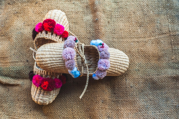 Foto vista de alto ângulo de sapatos de vime em burlap