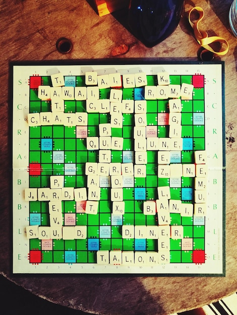 Vista de alto ângulo de scrabble na mesa