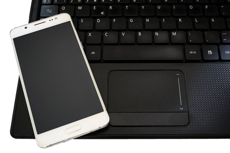 Foto vista de alto ângulo de smartphone e laptop sobre fundo branco
