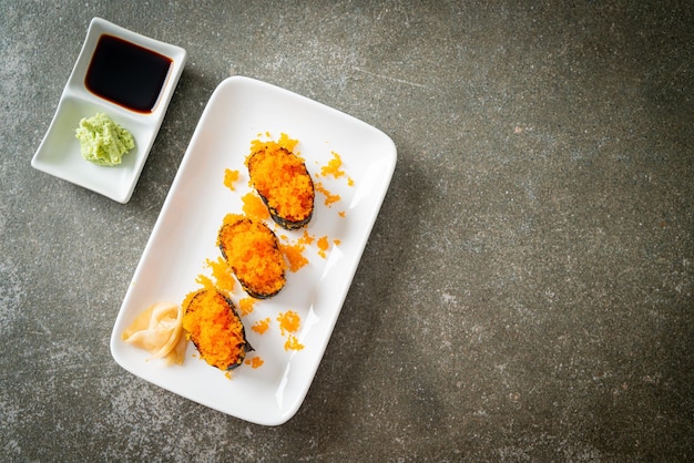 Foto vista de alto ângulo de sushi em prato na mesa