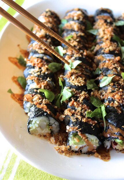 Foto vista de alto ângulo de sushi em prato na mesa