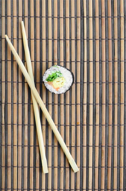 Vista de alto ângulo de sushi em prato