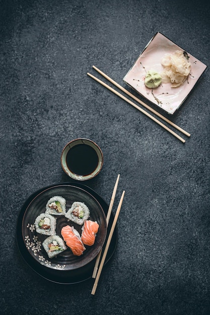 Vista de alto ângulo de sushi no prato