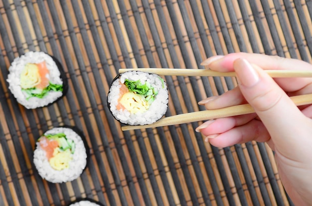 Foto vista de alto ângulo de sushi no prato