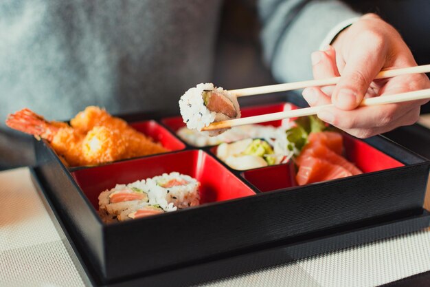 Vista de alto ângulo de sushi servido em bandeja