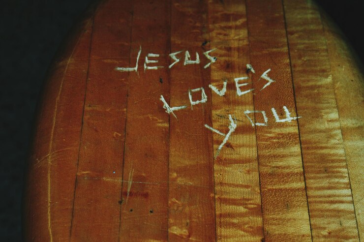 Foto vista de alto ângulo de texto em mesa de madeira