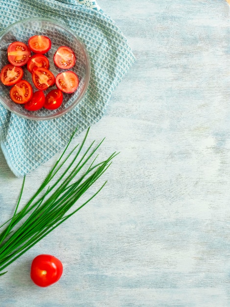 Vista de alto ângulo de tomates em uma tigela na mesa
